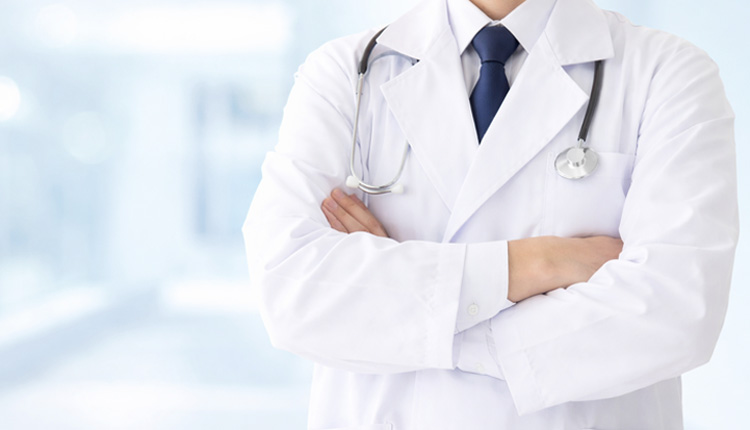 カウンセリングする医師