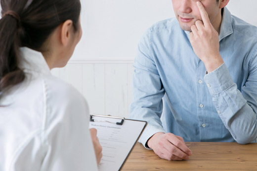 カウンセリングする看護師